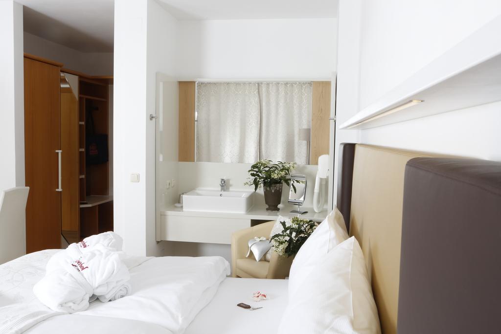 Boutique Hotel Loipenhof Лойперсдорф-бай-Фюрстенфельд Экстерьер фото